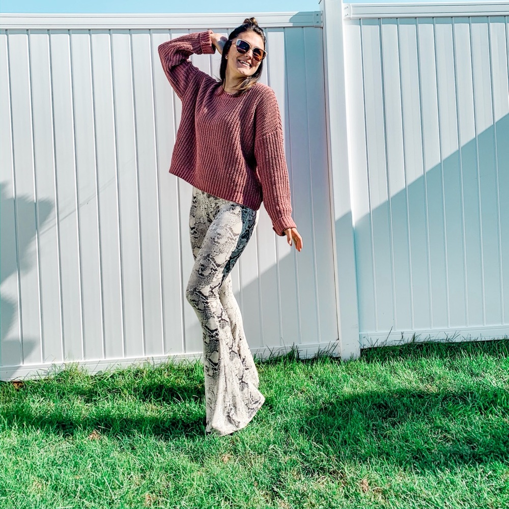 OUTFIT : snake skin bell bottom leggings & chunky soft sweater oversized crop
